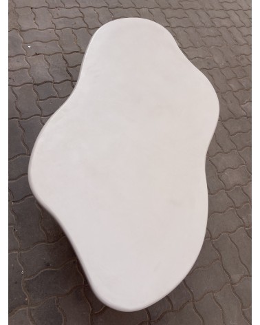 Table basse en béton ciré Menara forme irrégulière 120cm x 70cm x40cm de haut