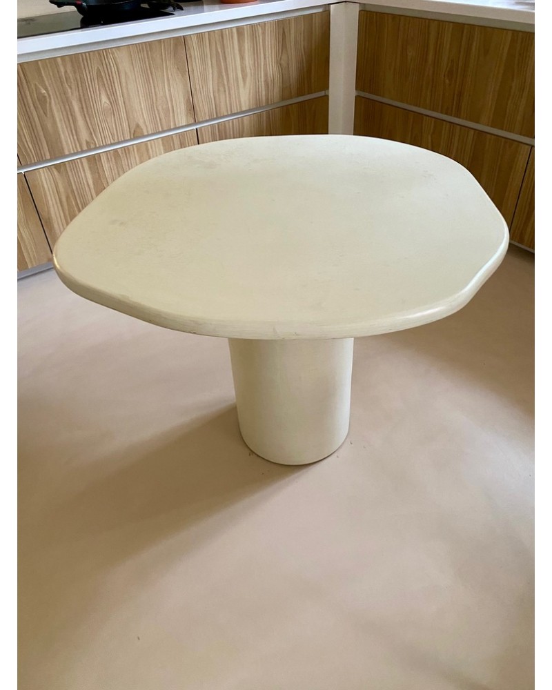 Table Maia sur mesure 105 cm de diamètre / béton ciré beige